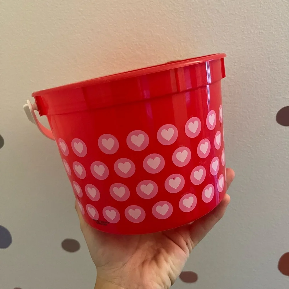 PLASTIC VALENTINE’S DAY HEART BUCKET W/ HANDLES